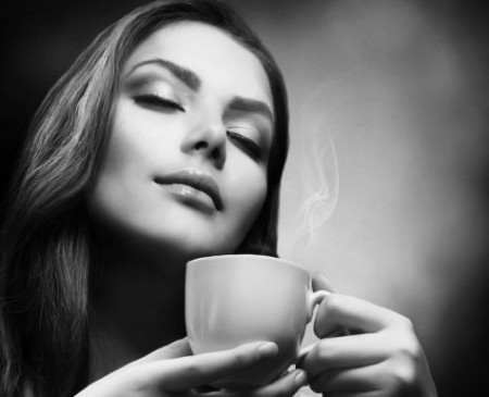 женщина пьёт кофе